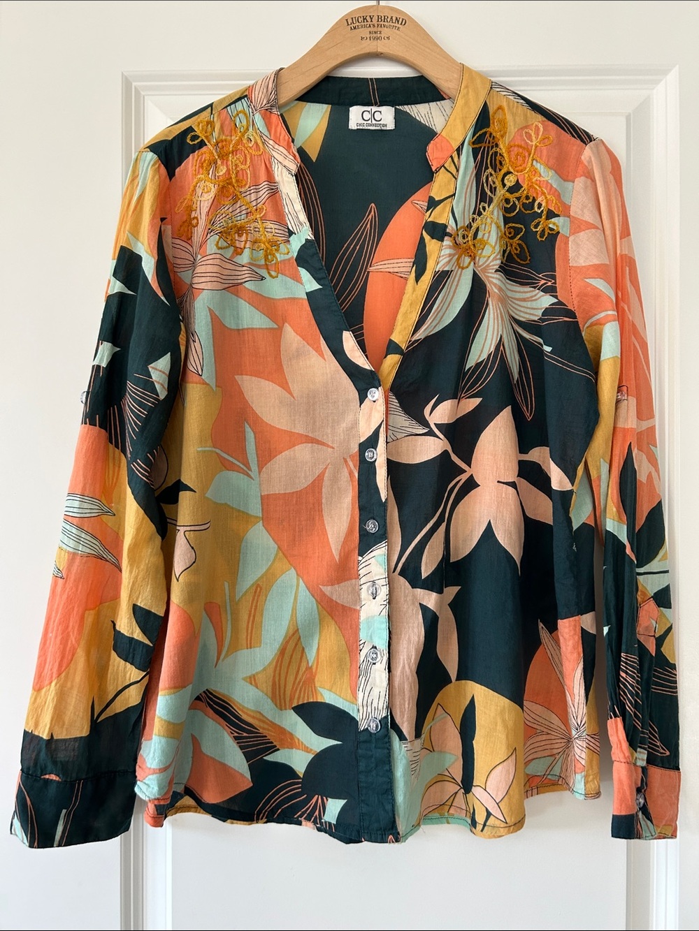C/C Chic Connection Embroidered Blouse Sz M w MEASUREMENTS Floral Print V-Neck